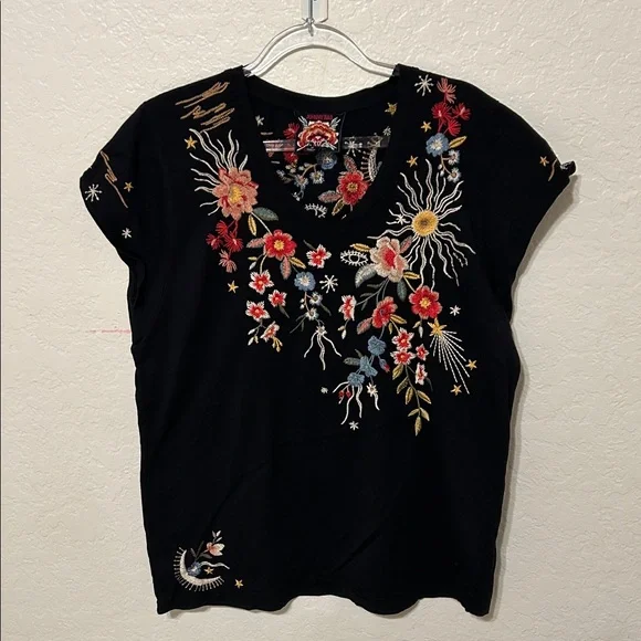 🐢JOHNNY WAS Lisa’s Embroidered Black Floral print cotton knit v neck size M GUC - Picture 4 of 9